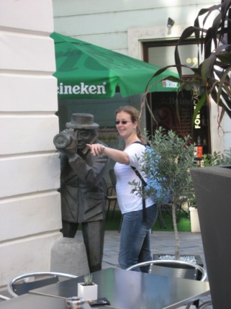 Carly helping local Paparazzi, Vienna